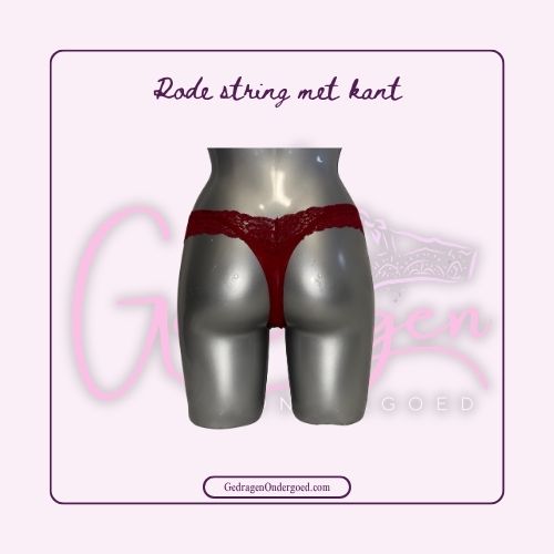 Achterkant van Rode string met kanten en onderkant van gladde stof van  gedragen ondergoed gepresenteerd op een paspop