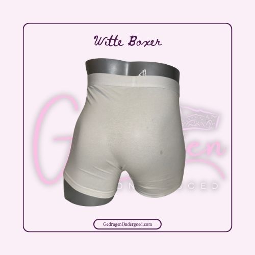 Achterkant Witte heren boxer gedragen door gedragen ondergoed gepresenteerd op een paspop