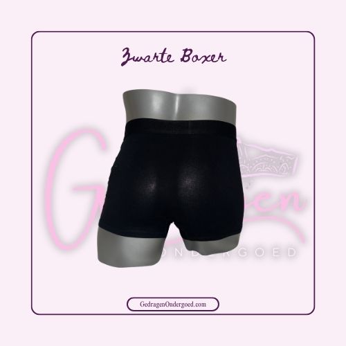 Achterkant Zwarte Heren Boxer gedragen door gedragen ondergoed gepresenteerd op een paspop