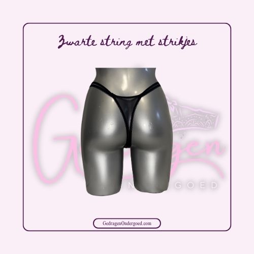 Achterkant Zwarte doorschijnende string met gestikte strikje gedragen door gedragen ondergoed gepresenteerd op een paspop
