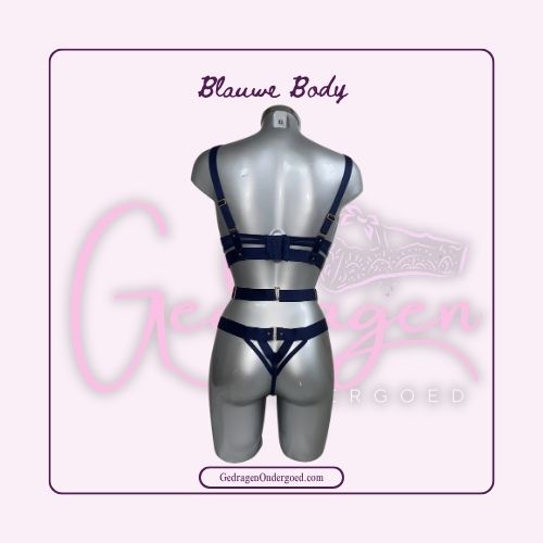 Achterkant donker blauwe satijne body op een paspop met brede banden helemaal de trend van nu