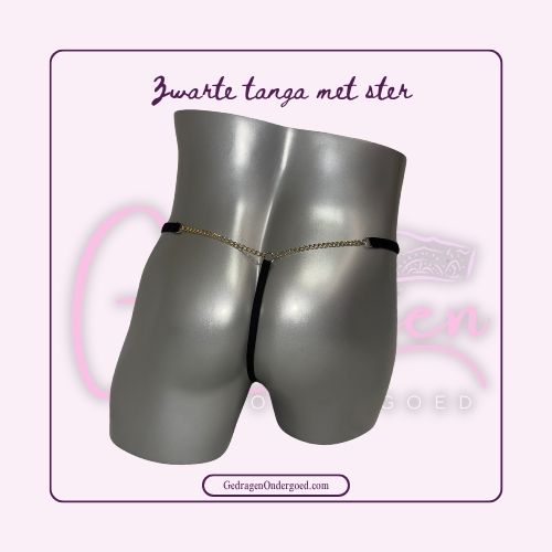 Achterkant Zwarte heren tanga met ketting ipv bandje gepresenteerd op een paspop