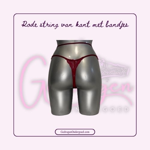 Achterkant rode string met extra bandje om de middel van gedragen ondergoed gepresenteerd op een paspop