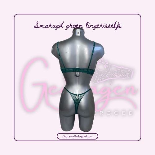 Achterkant Bh en doorschijnende string in de kleur smaragd groen gepresenteerd op een paspop.