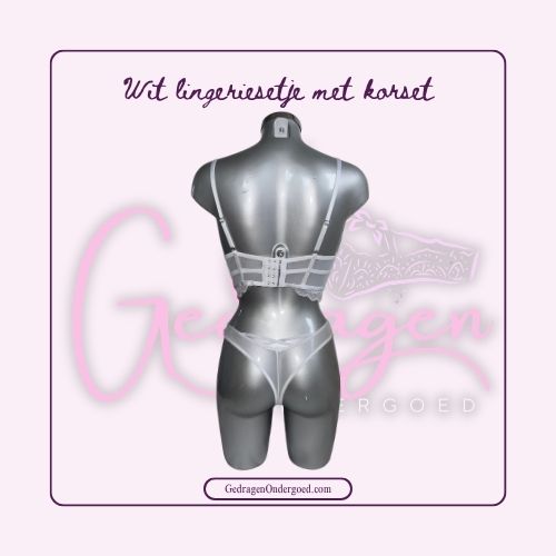 Achterkant Hele mooie wit lingerie setje gedragen door een pas pop. Bh lijkt op een kleine korset met bijpassende doorschijnende string.