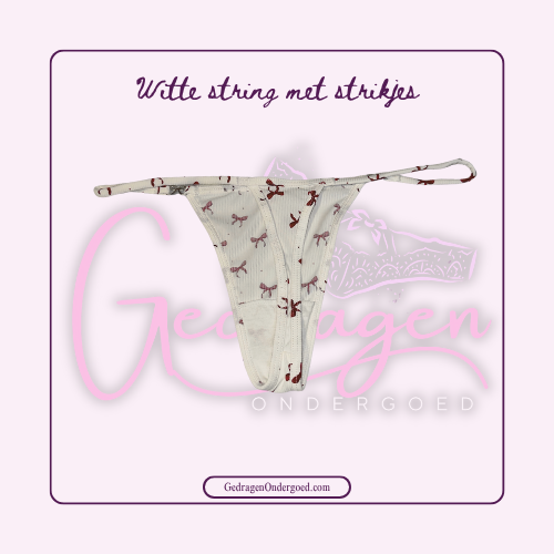 Achterkant van een witte string met rode strikjes liggend gepresenteerd