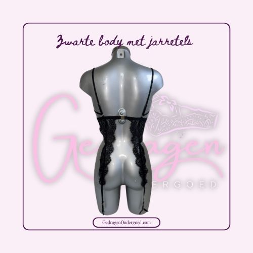 Achterkant body gedragen door een pop met te openen cups en jarretels 