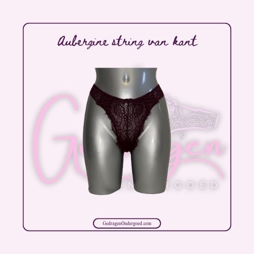 String in Aubergine kleur met leuk detail aan de zijkant met vlecht werk van gedragen ondergoed epresnteerd op een paspop