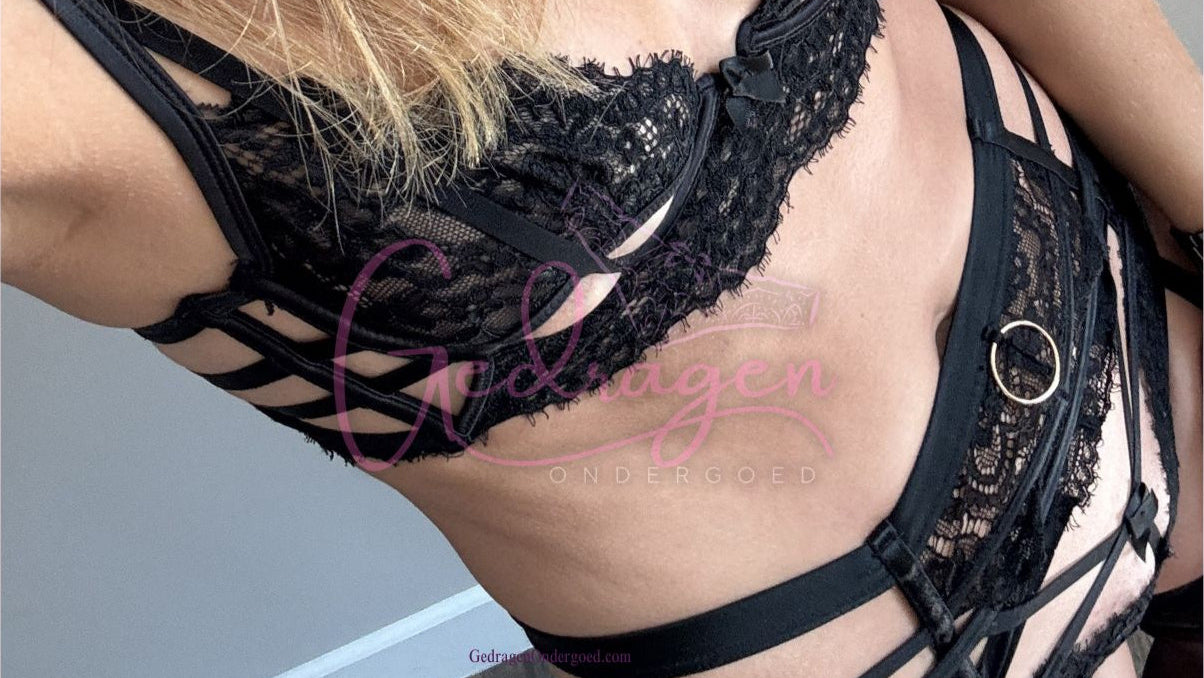 vrouw in kant zwarte lingerie gedragen ondergoed