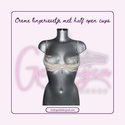 Half open cup bh creme kleurig gepresenteerd op een paspop 