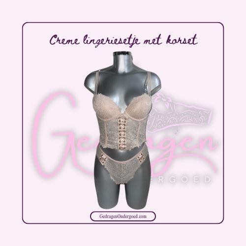 Creme kleurig lingerie setje gepresenteerd  op een pop en bovenstuk in korset stijl