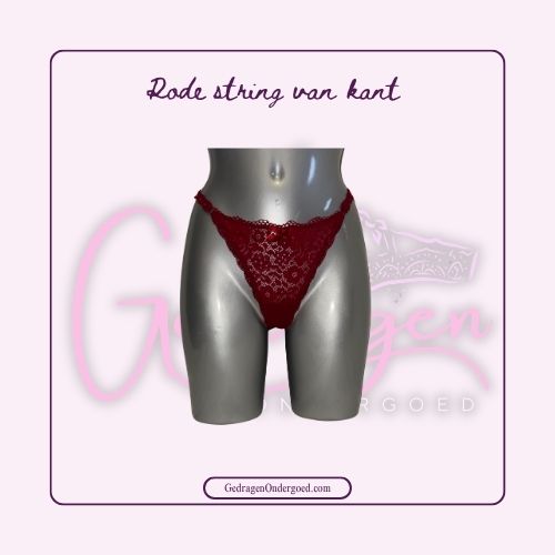 Rode kanten string met dunne bandjes an gedragen ondergoed gepresenteerd op een paspop