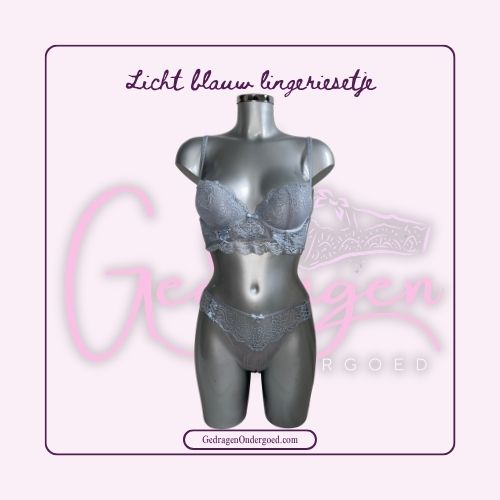 Licht blauwe lingerie set gepresenteerd op een paspop, string doorschijnend.