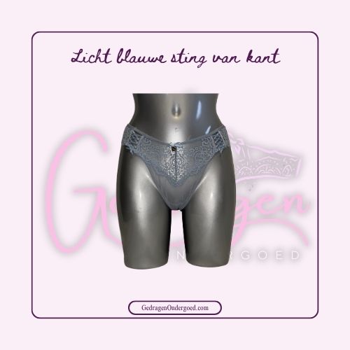 Licht blauwe dames string van gedragen ondergoed gepresenteerd op een paspop