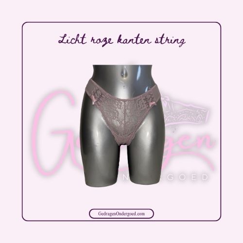 String in Licht roze kleur met leuk detail aan de zijkant met vlecht werk van gedragen ondergoed gepresenteerd op een paspop