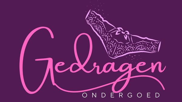 Logo van GedragenOndergoed.nl – stijlvolle paarse achtergrond met roze handgetekend ondergoed en sierlijke merknaam.