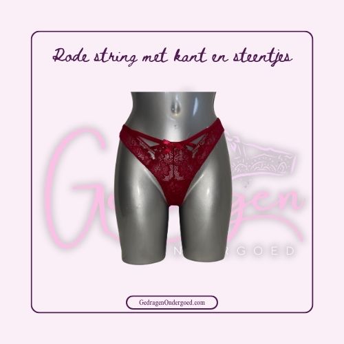 Rode string speels met bandjes en steentje van gedragen ondergoed gepresenteerd op een paspop