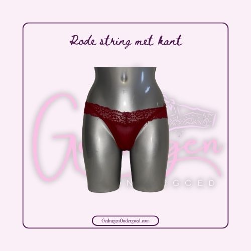 Rode string met kanten en onderkant van gladde stof van  gedragen ondergoed gepresenteerd op een paspop