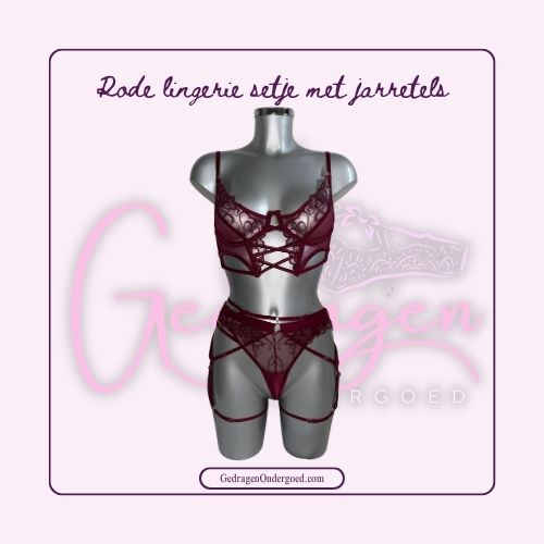 Mega sexy lingerie setje van de voorkant met doorschijnende stof in de bh en string gedagen met jarretels op een paspop