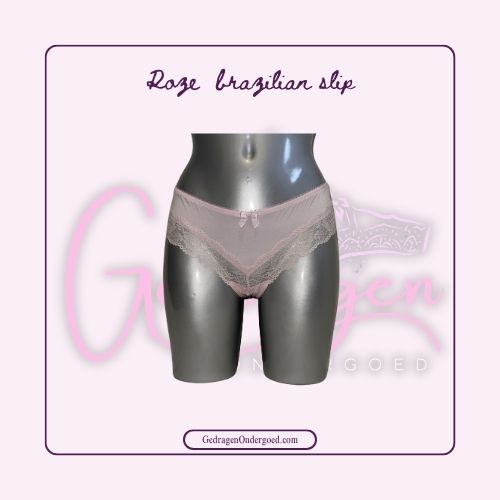 Zacht roze Brazilian slip van kant met satijn gepresenteerd op een paspop
