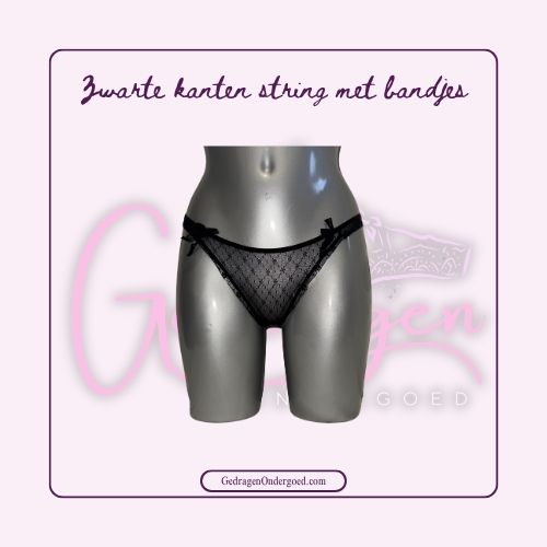 Sexy Doorschijnende string met ruit en strikjes gedragen door gedragen ondergoed gepresenteerd op een paspop