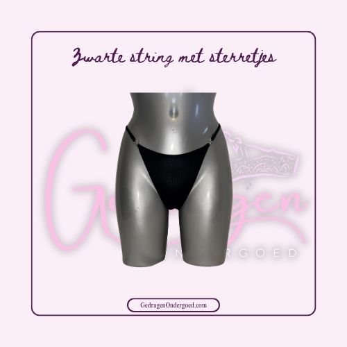 Stoffen Zwarte String met Metalen Bloemetjes in de band gedragen door gedragen ondergoed gepresenteerd op een paspop 