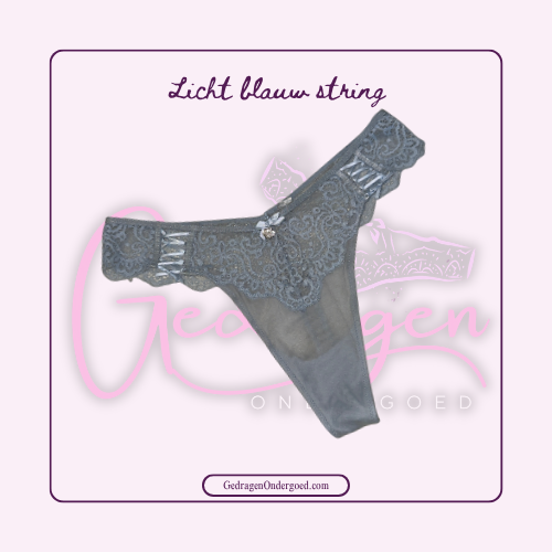 Voorkant van een licht blauwe kanten string liggende gepresenteerd