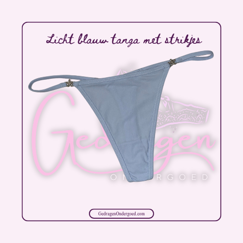 Voorkant van een licht blauwestringstring met kleine sterretjes in de band