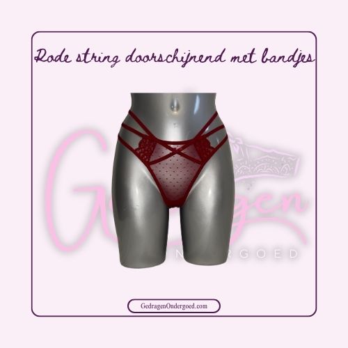 Een hele sexy mooie doorschijnende rode string met extra bandjes van gedragen ondergoed gepresenteerd op een paspop
