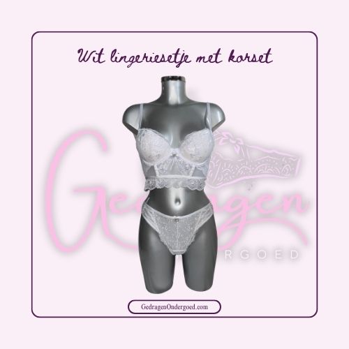 Hele mooie wit lingerie setje gedragen door een pas pop. Bh lijkt op een kleine korset met bijpassende doorschijnende string.