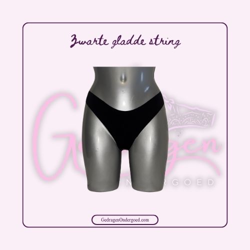Zwart Stoffen String met Kanten Achterkant gedragen door gedragen ondergoed gepresenteerd op een paspop