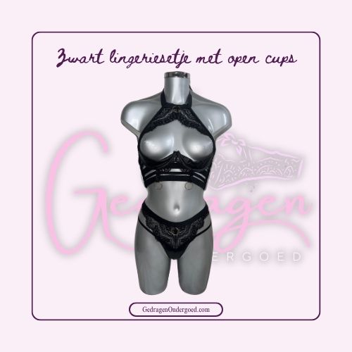 Heel sexy lingerie setje met half open cups van leer in het zwart gepresenteerd op een paspop