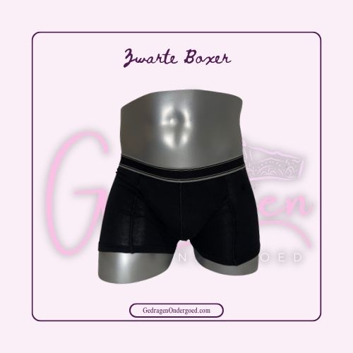 Zwarte Heren Boxer Met Grijs Streepje in het elastieken band gedragen door gedragen ondergoed gepresenteerd op een paspop