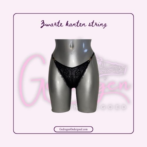 Zwarte Kanten String Met Gouden Details op de heup gedragen door gedragen ondergoed gepresenteerd op een paspop