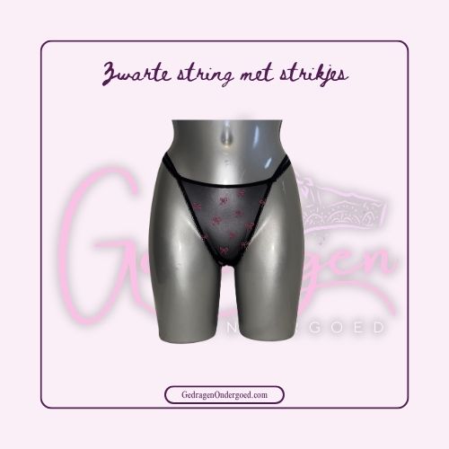 Zwarte doorschijnende string met gestikte strikje gedragen door gedragen ondergoed gepresenteerd op een paspop