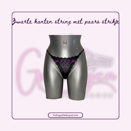 Zwarte string met Paars Lint door de voorkant geweven gedragen door gedragen ondergoed gepresenteerd op een paspop