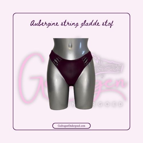 Aubergine string in gladde stof met leuk werkje aan de zijkant van gedragen ondergoed gepresenteerd op een paspop