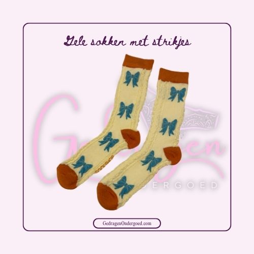 Gele sokken met blauw strikjes op de grond gepresenteerd