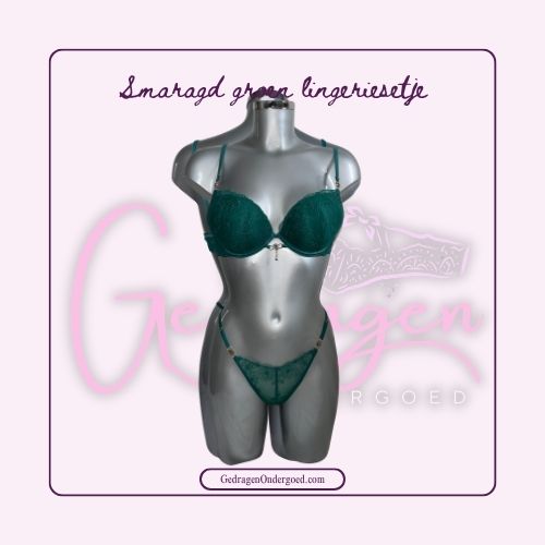 Bh en doorschijnende string in de kleur smaragd groen gepresenteerd op een paspop.
